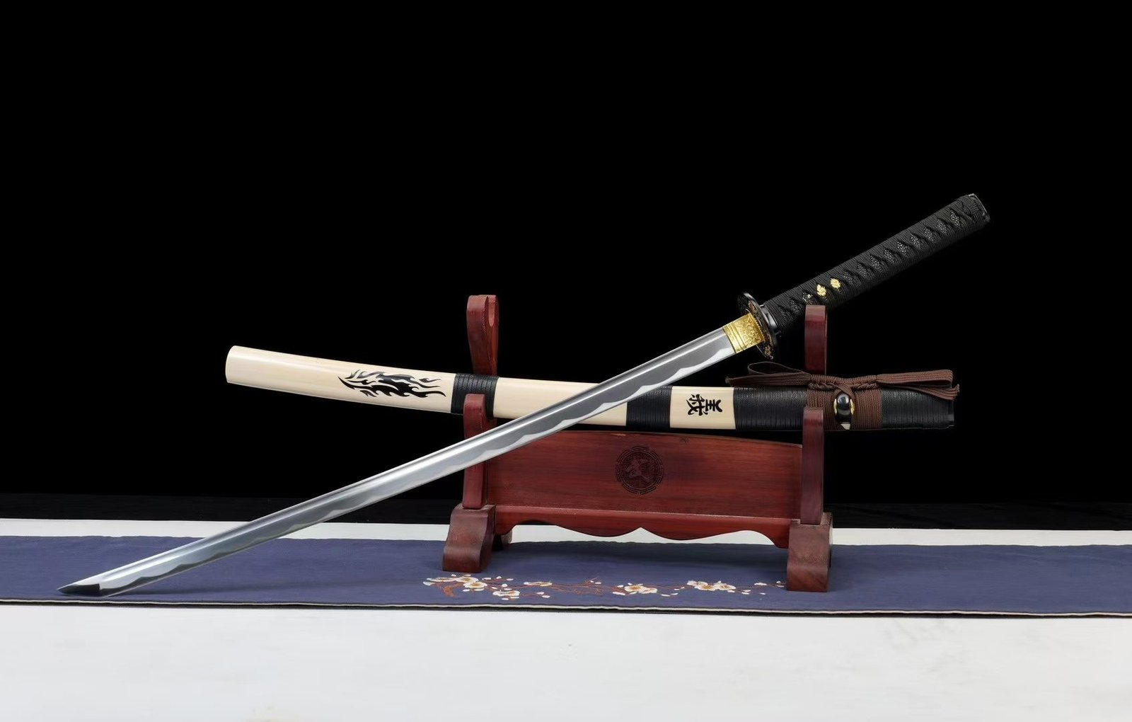 KIẾM NHẬT KATANA NGHĨA – LƯỠI THÉP CARBON TRUNG BÌNH, VỎ GỖ PHỦ SƠN, TẶNG KÈM HỘP GẤM CAO CẤP