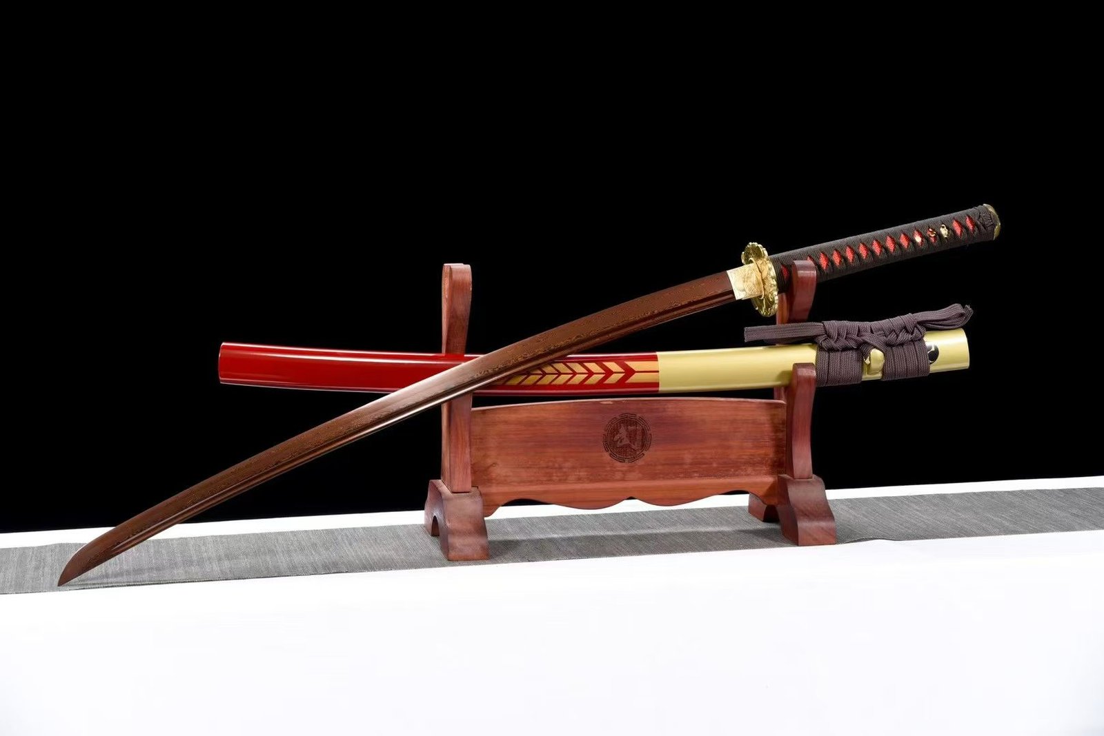KATANA KIM LÂN – KIẾM NHẬT THÉP VÂN ĐỎ, PHỤ KIỆN ĐỒNG CHạm KHẮC, BAO GỖ SƠN MÀI