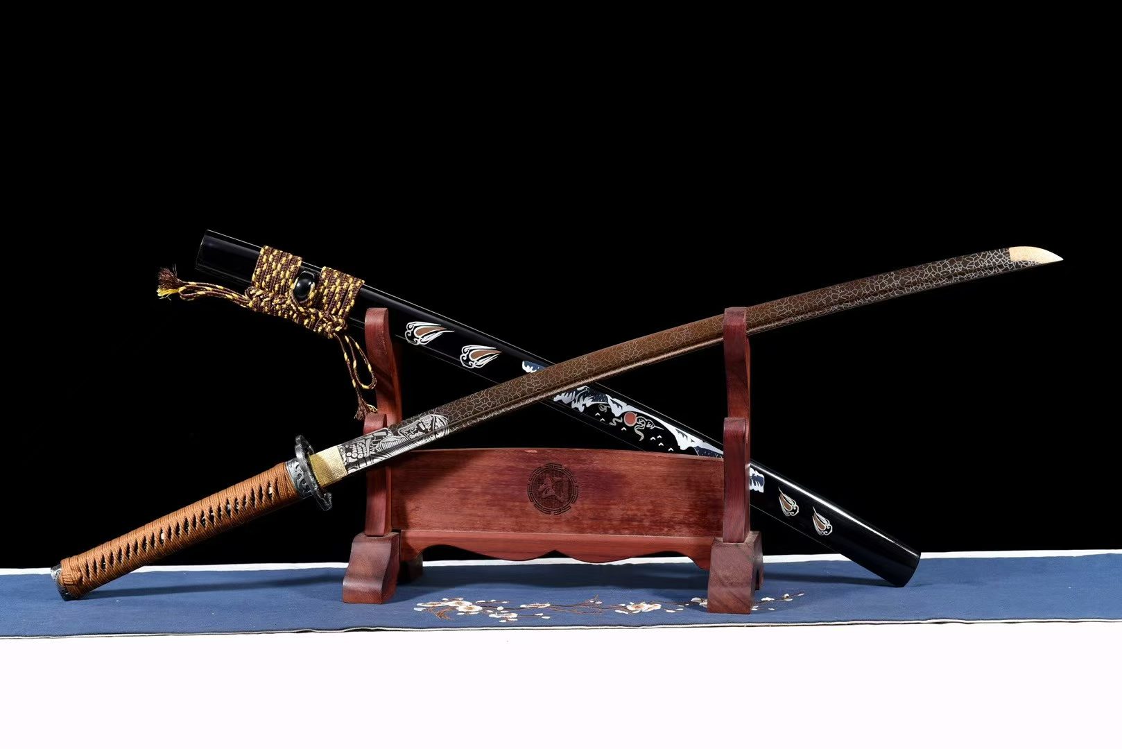 Katana Vô Song – Thép Carbon Trung Bình Mạ Vàng Khắc Hoa Văn 2026
