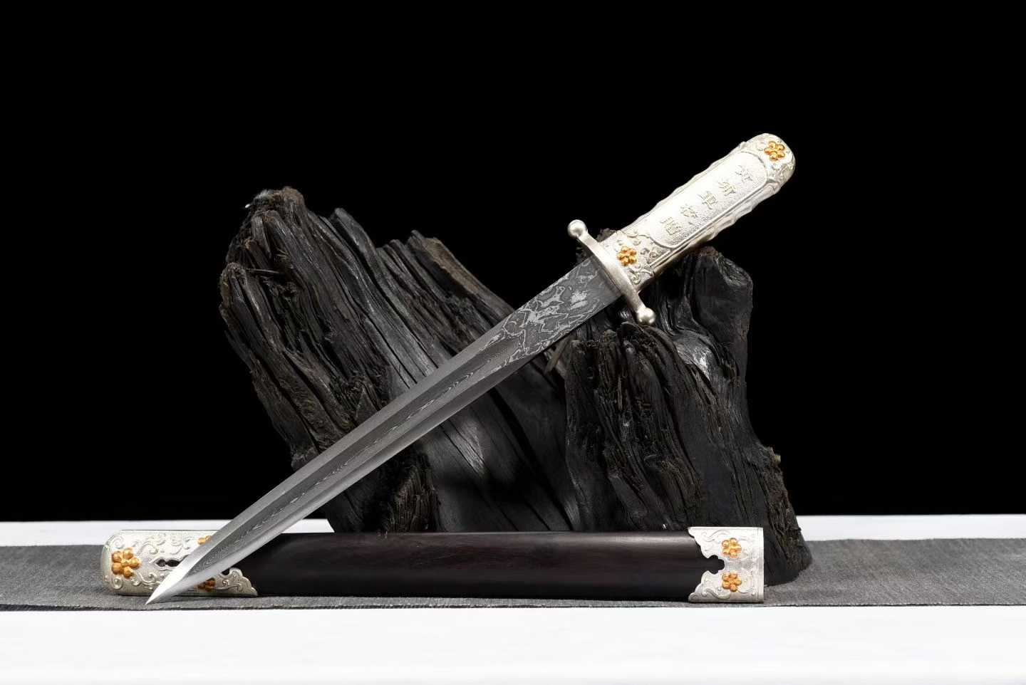 Kiếm Trung Chính – Thép Hoa Văn Trăm Lần Rèn, Vỏ Gỗ Đen Hai Màu