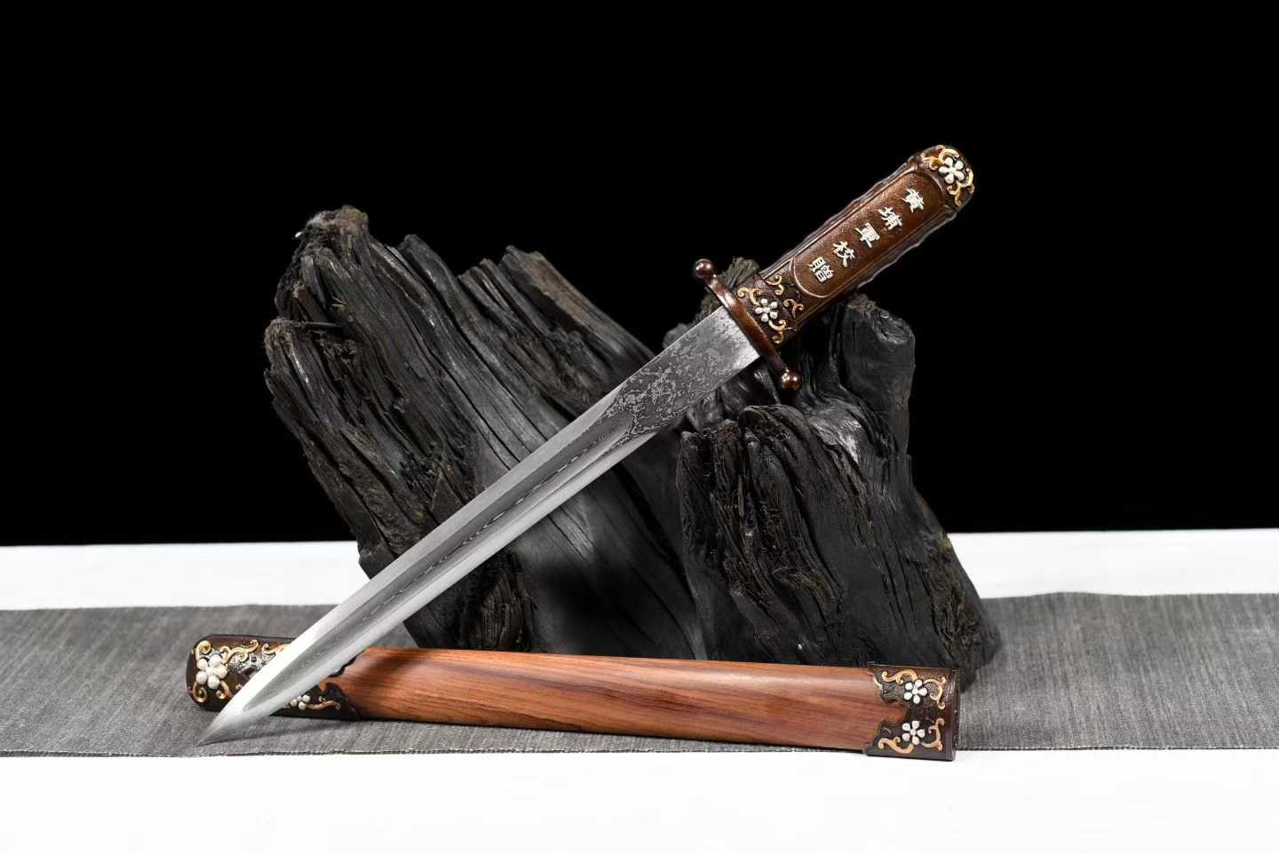 Kiếm Trung Chính – Thép Hoa Văn Trăm Lần Rèn, Vỏ Gỗ Sấu Hai Màu